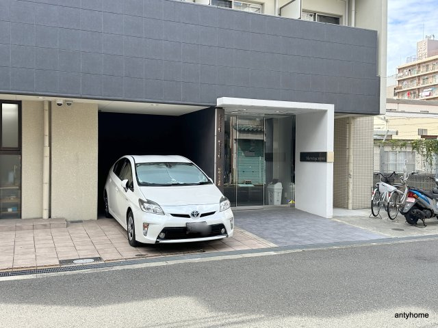 エルミタージュ難波南７の駐車場
