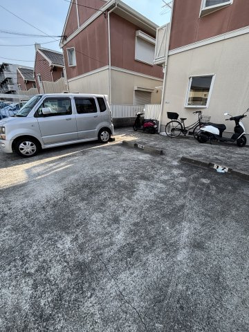 マリーハイツD棟の駐車場