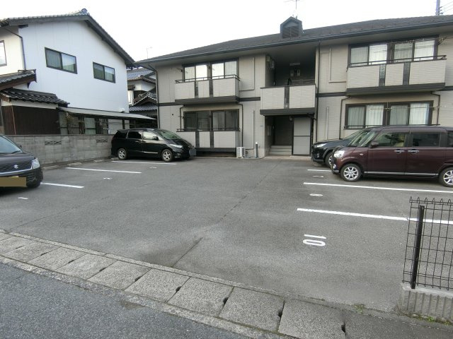 ルミエールセカンドの駐車場
