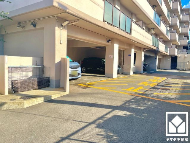 ユニライフ宇治Ⅲの駐車場