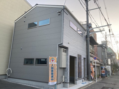【外観】 | STYLEⅣ　貸テナント1階 | 綾小路通に面した2階建です♪コンビニエンスストアもすぐ♪