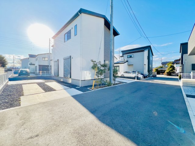 伊勢崎市宮子町の前面道路含む現地写真|駐車で２台可能♪
