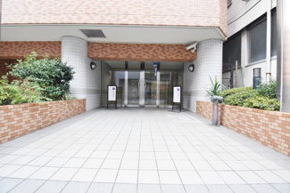 【エントランス】 | オートロックを備えた、マンションのエントランス。やはりセキュリティの観点は欠かすことができません。皆様を“安全”に送り出し、出迎えてくれます。～即日のご見学可能～　お問合せはお気軽にどうぞ。