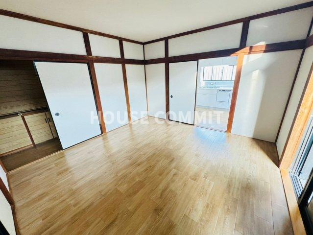 富里市大和　中古戸建の洋室|居間は壁・床・天井 クロス貼替