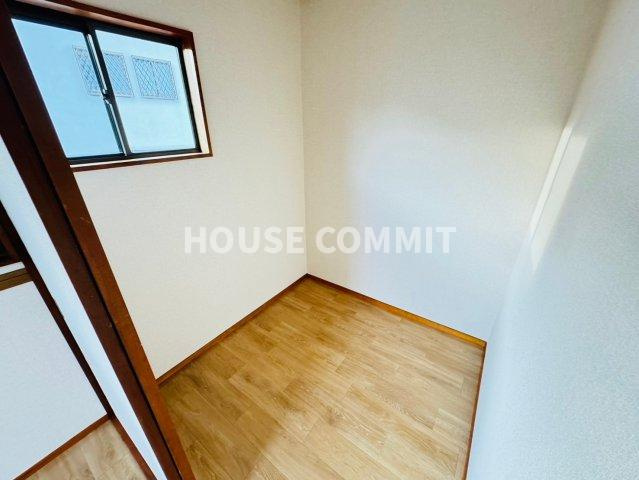 富里市大和　中古戸建の洋室|たっぷり収納できる納戸