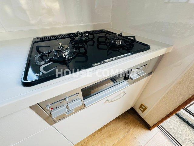 富里市大和　中古戸建のキッチン|３口ガスコンロ