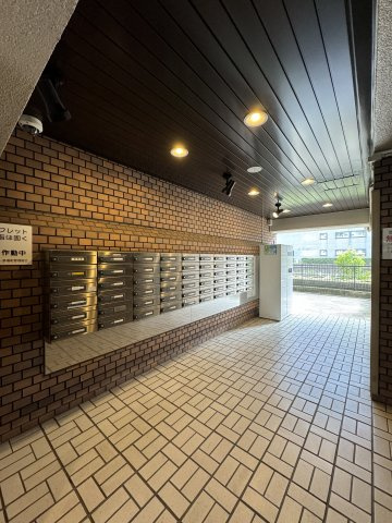 いづみハイツニュー茅場町のエントランス|メールボックスコーナー