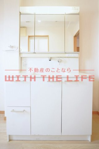 グランクリュ山川【キャッシュバック対象物件】の独立洗面台|独立洗面台、朝の身支度には欠かせません