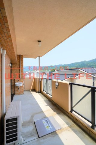 グランクリュ山川【キャッシュバック対象物件】のバルコニー|お洗濯にも便利なバルコニー付き