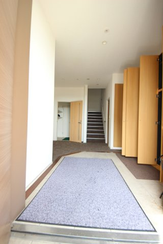 日野貸事務所の玄関