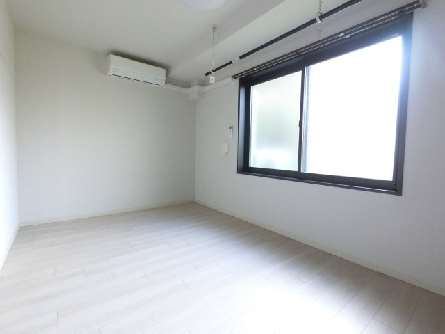 PARKSIDE RESIDENCE GYOTOKU の洋室