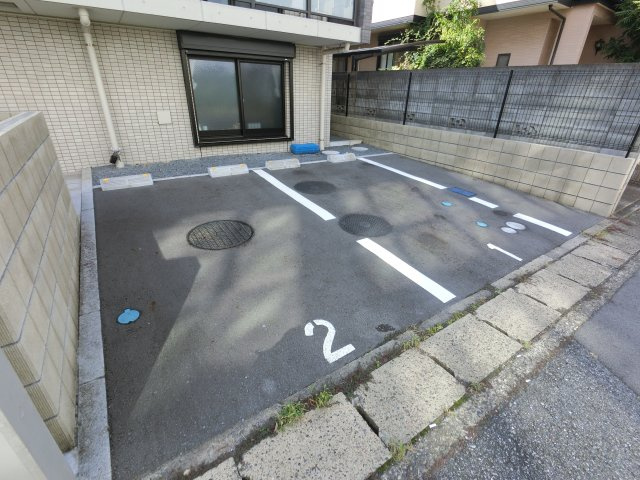 PARKSIDE RESIDENCE GYOTOKU の駐車場