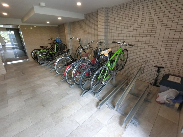 PARKSIDE RESIDENCE GYOTOKU の駐車場