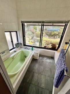 【浴室】 | 安佐南区安東六丁目　戸建 | 広くゆったりした庭が望める浴室