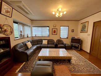 【居間・リビング】 | 安佐南区安東六丁目　戸建 | 広く開放感のあるリビング