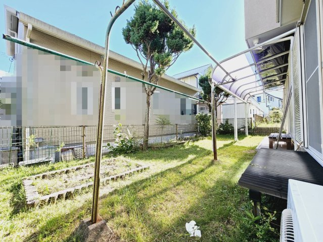 三田市けやき台４丁目の中古一戸建の庭|■陽光があたる広い庭付き。