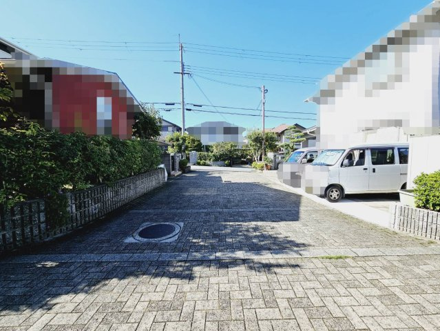 三田市けやき台４丁目の中古一戸建の前面道路含む現地写真|共有地。奥に建築基準法道路があります。※共有地は、建築基準法上の道路ではないこと。建築確認検査済歴があること。