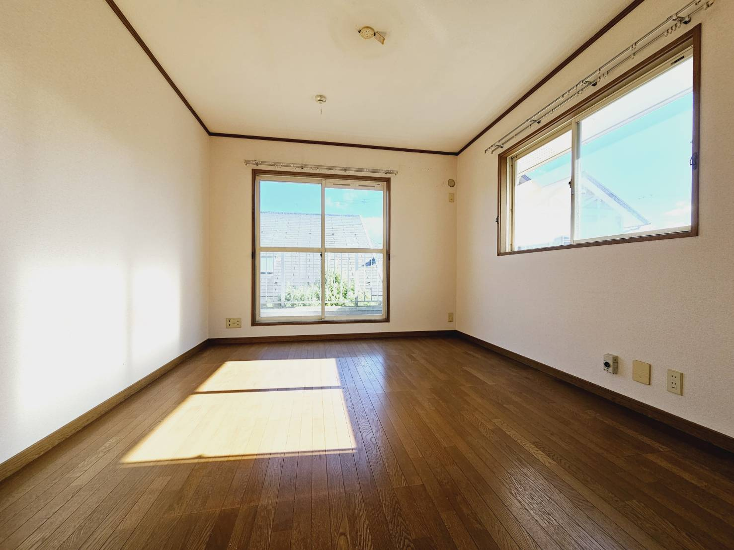 三田市けやき台４丁目の中古一戸建の洋室|■2階洋室約8帖＋2面窓＋ウォークインクローゼットあり