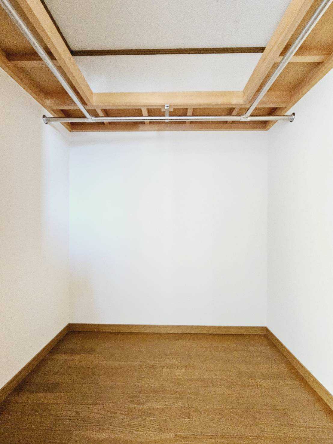 三田市けやき台４丁目の中古一戸建の収納|■2階洋室約8帖のウォークインクローゼット