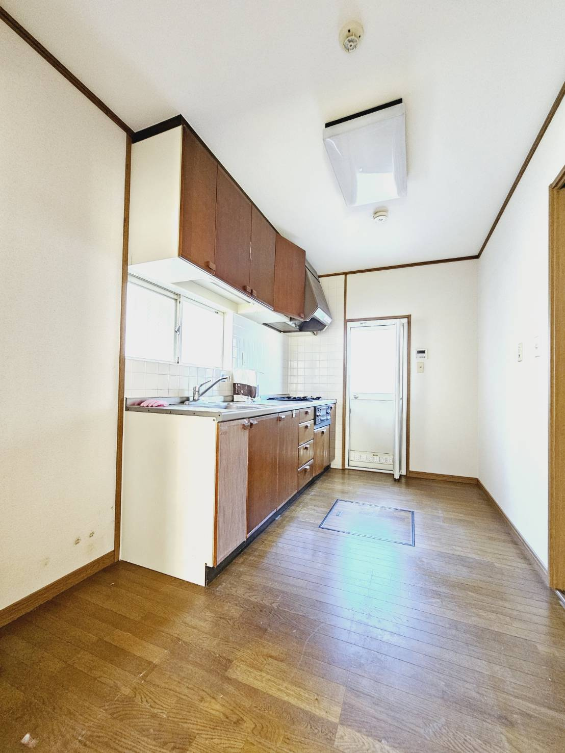 三田市けやき台４丁目の中古一戸建のキッチン|■独立キッチンスペース■床下収納あり■奥には勝手口■右手にはトイレと玄関スペースに通じます。