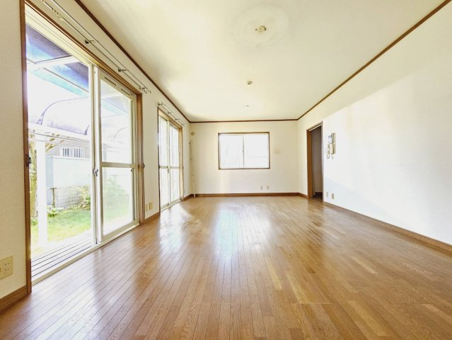 三田市けやき台４丁目の中古一戸建の居間・リビング|■LDK約13帖■陽光があたるリビング■左に庭、右奥はキッチンスペースに通じます。