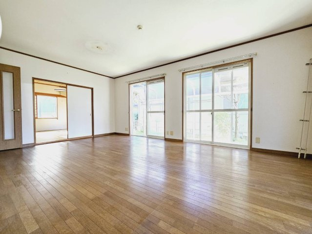 三田市けやき台４丁目の中古一戸建の居間・リビング|■LDK約13帖■陽光があたるリビング＋南庭■奥は和室約6帖