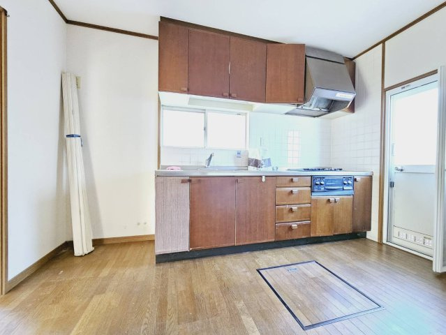 三田市けやき台４丁目の中古一戸建のキッチン|■独立キッチンスペース■床下収納あり■奥には勝手口■右手にはトイレと玄関スペースに通じます。