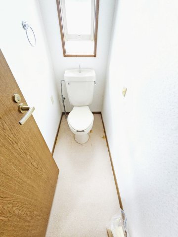三田市けやき台４丁目の中古一戸建のトイレ|■1階トイレ■換気窓あり