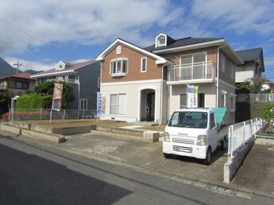 【駐車場】 | 【再生住宅】南アルプス市あやめが丘 | 車をお持ちの方に嬉しい駐車場付きの物件です