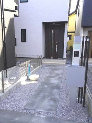 【駐車場】 | 新築　京王相模原線　JR横浜線　相模線　橋本駅　二本松3 | ワンボックスカーの需要が高まってきている中、駐車場の広さはお家選びの中で重要なポイントです。お車２台駐車でき、すっきりスマートに駐車できます。1台は奥さん専用車で買い物、お子さんの送り迎えに