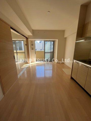 FORTUNA北梅田の居間・リビング|こちらの居間で趣味の時間をお楽しみください