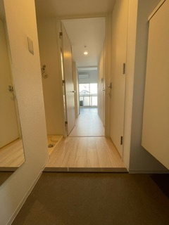 【玄関】 | セレニテ十三ミラク | 収納もある玄関です