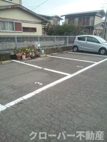 ネオ・フリーダムの駐車場