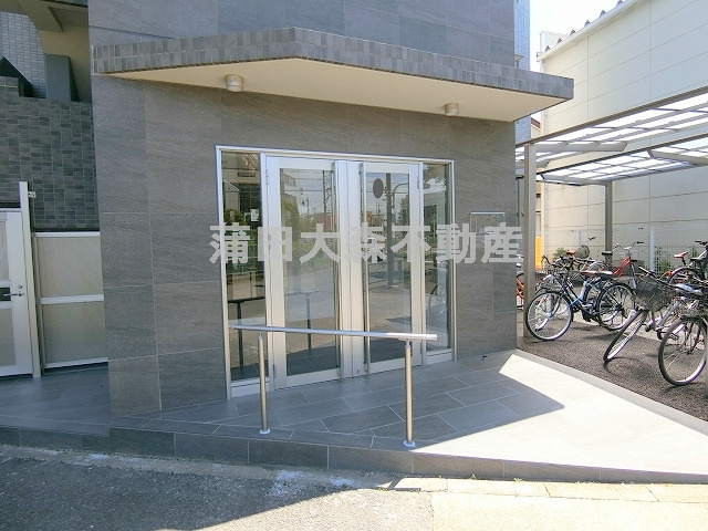 Lares-L（ラレースエル） のエントランス|TVモニター付オートロック　エントランス