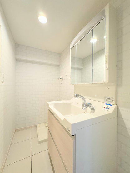 【独立洗面台】 | ◆◇菊名マンション◇◆ | ◆ご家族の1日が始まり、1日が終わりを締めくくる洗面空間。洗濯機を配置しても十分なスペースを確保した設計となっております。