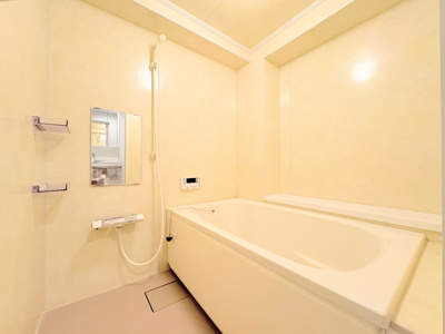 【浴室】 | ◆◇菊名マンション◇◆ | ◆モダンデザインの空間が気持ちよさを高めてくれるバスルーム。すっきりとした清潔感の中に都会的なセンスが感じられ、心身をリフレッシュできる寛ぎを深めてくれるスペースです。