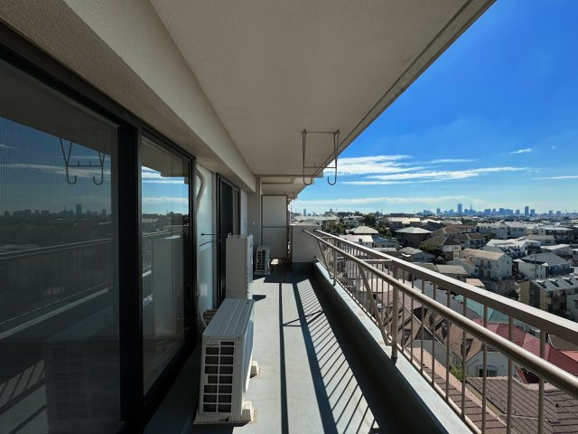 【バルコニー】 | ◆◇菊名マンション◇◆ | ◆広いバルコニーは寝室と子供部屋からアクセスできる2WAY動線。お布団も洗濯物もたくさん干せます！！