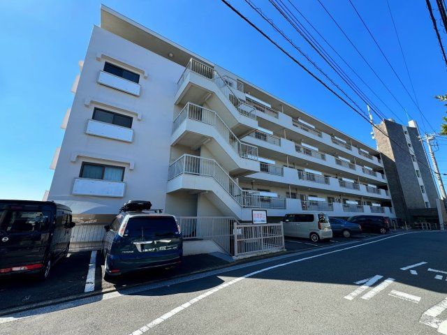 【外観】 | ◆◇菊名マンション◇◆ | ◆堂々たる趣ながら、主張し過ぎずどこか余裕を感じさせるシャープなフォルムで佇む邸宅は、晴天の空と照らし合わせる事で、本来あるべき完成形の姿を見せてくれます。

