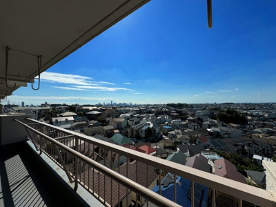 【展望】 | ◆◇菊名マンション◇◆ | ◆気持ちのいい空が見渡せる広いバルコニー。爽やかな風を感じて、心躍る素敵な暮らしがはじまります。通風・採光にも優れ、心地よい光と風があふれています。

