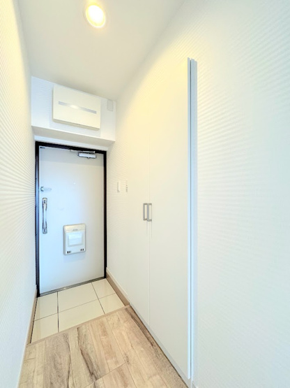 【玄関】 | ◆◇菊名マンション◇◆ | ◆光の渦が溢れた明るい玄関ホール。「おかえり」と「ただいま」が交差するお家の顔とも言える場所は爽やかで心地良い空間となっています。すっきり片付いた玄関で来客時にも自信が持てそう。

