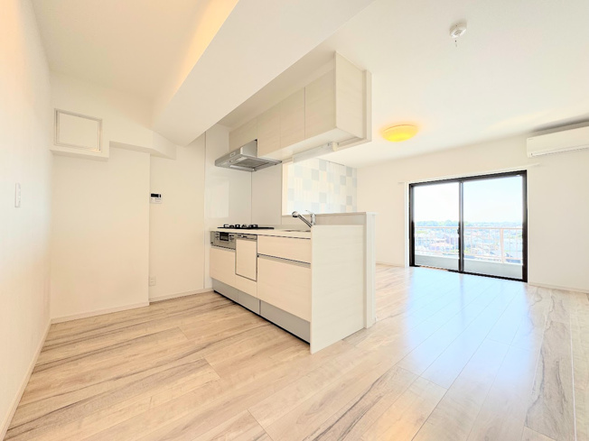 【キッチン】 | ◆◇菊名マンション◇◆ | ◆長い時間滞在するキッチンだからこそ、食事の準備を楽しい時間に、忙しい時でもスムーズに無駄なく作業できる、お手入れも簡単にできるなど、毎日を楽しくするキッチンスペースに仕上げました。