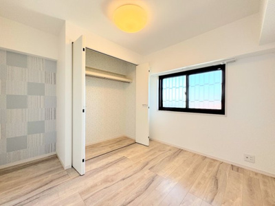 【洋室】 | ◆◇菊名マンション◇◆ | ◆柔らかい陽光が差し込む明るいお部屋を演出する設計。彩光の取れる窓が気持ちの良いお部屋を創り上げます。