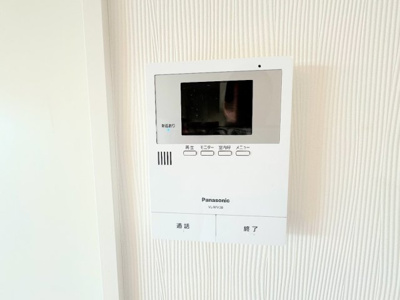 【防犯設備】 | ◆◇菊名マンション◇◆ | ◆玄関に行かなくても来訪者が確認でき、ハンズフリーで会話をすることが出来ます。モニターを確認する事によって防犯効果も高まります。