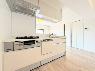 【キッチン】 | ◆◇菊名マンション◇◆ | ◆キッチンからダイニングやリビングが見渡せるキッチン。料理をしながら家族とコミュニケーションをとれるだけでなく、大きな開放感も得られることができます。