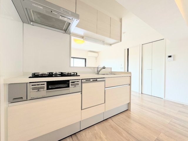 【キッチン】 | ◆◇菊名マンション◇◆ | ◆キッチンからダイニングやリビングが見渡せるキッチン。料理をしながら家族とコミュニケーションをとれるだけでなく、大きな開放感も得られることができます。