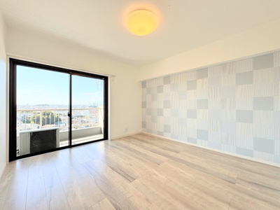 【洋室】 | ◆◇菊名マンション◇◆ | ◆柔らかい陽光が差し込む明るいお部屋を演出する設計。彩光の取れる窓が気持ちの良いお部屋を創り上げます。