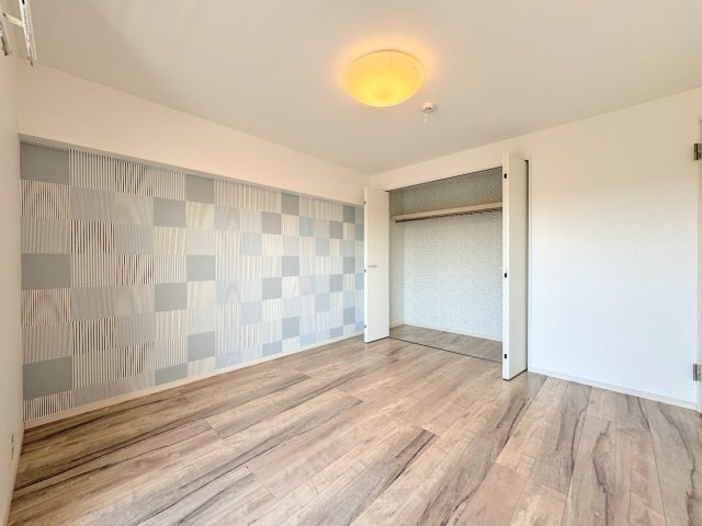 【洋室】 | ◆◇菊名マンション◇◆ | ◆室内はいつも明るい印象なので気持ちの良い朝を迎えられます。各部屋にはクローゼットを完備しており、収納が多いお家はすっきりして快適空間です。