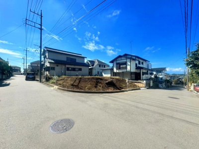 【前面道路含む現地写真】 | ◆◇旭区中白根　売地◇◆ | ◆爽やかな青空の下に贅沢なほどに降り注ぐ陽光、豊かな居住性と、クオリティが見事に調和した住空間は、住まうことの喜びを感じさせてくれます。ゆとりある広い敷地で開放的なお住まいです。