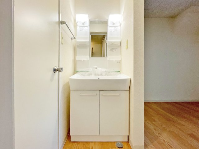 ヴィラ・セリゼーテラスハウスの洗面所|忙しい朝には欠かせない洗面所です