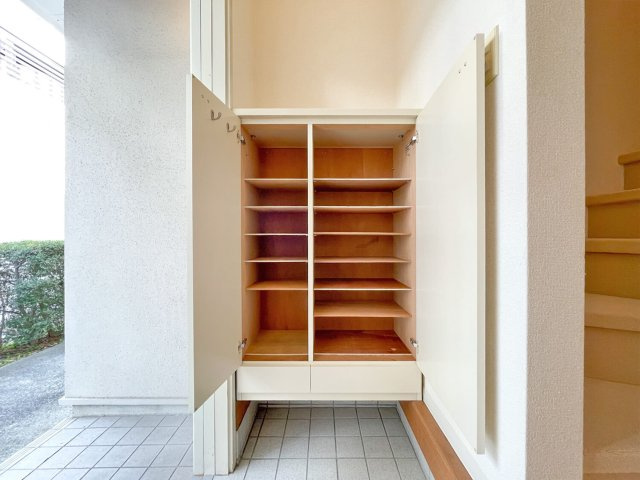 ヴィラ・セリゼーテラスハウスの収納|シューズBOX